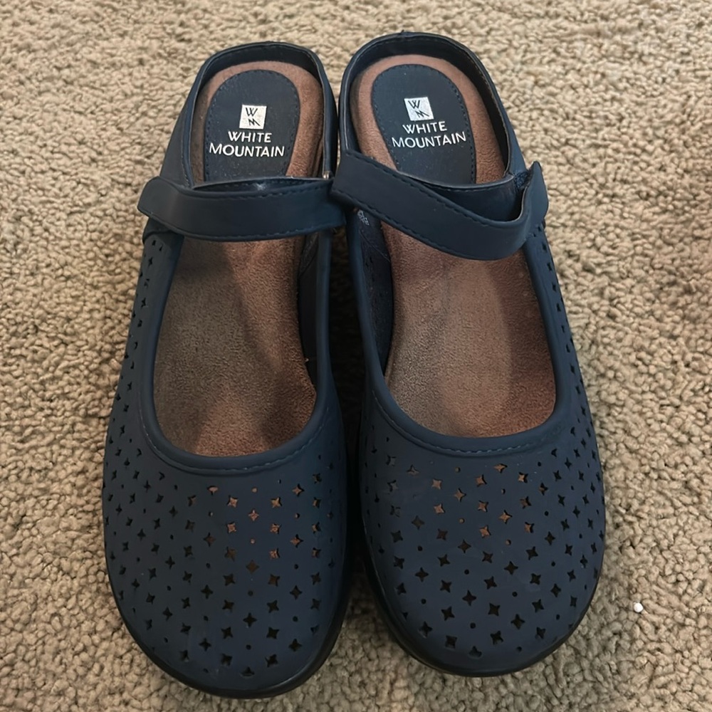 White mountain blue clogs
